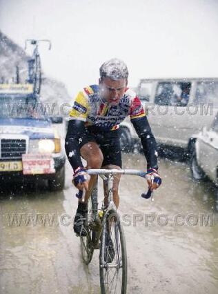 Erik Breukink in de sneeuw tijdens de giro van 1988